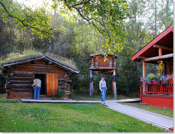 Neben dem Dawson City Museum zhlt die nach Dawson gebrachte Blockhtte des Schriftstellers Jack London zu den meistbesuchten Sehenswrdigkeiten der Stadt. Gold hatte er nicht gefunden. Er ist mit seinen Bchern reich geworden.