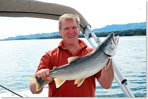 Stolz präsentiert Gastgeber Rod Roycraft den ersten Fang des Tages – eine ansehnliche Seeforelle. Der kanadische Touristikfachmann, Künstler, Fotograf und Reiseautor lebt in Heidelberg