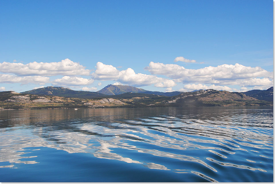 Der Lake Laberge unweit von Whitehorse, umgeben von Wldern und den Auslufern der Big-Salmon-Berge, ist ein Stck Kanada, wie man es sich als Europer ertrumt