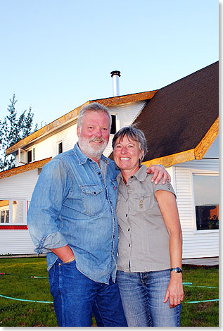 Das deutsche Auswanderer-Ehepaar Ingrid und Rolf Schmitt vor ihrem Haus auf der SIR-Ranch bei Whitehorse, das zu ihrer neuen Heimat wurde.