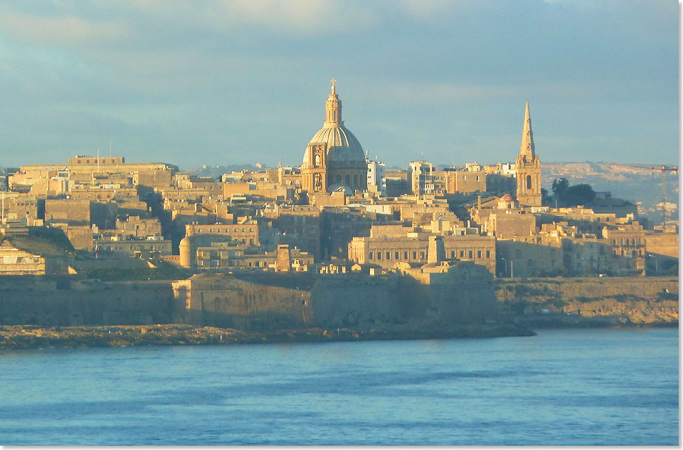 Die Hauptstadt La Valetta auf Malta im Morgenlicht. Im 16. Jahrhundert erbaut, wurde die Stadt nie erobert.