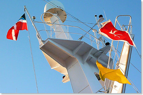 Einlaufen in La Valetta auf Malta: Die Flaggen gren und sagen dem Kundigen, dass das Schiff von den Behrden noch frei gegeben werden muss