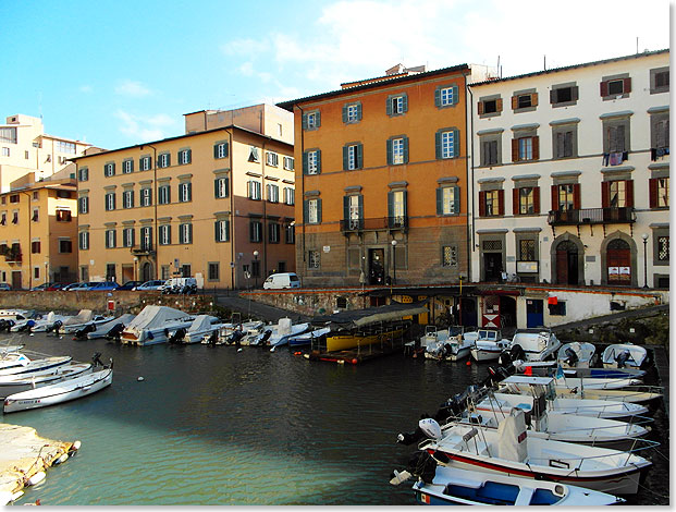 Venedig war Vorbild für diesen Stadtteil in Livorno mit seinen großen bürgerlichen Häusern. Zahlreiche kleine Boote beweisen, dass die Kanäle noch heute gern benutzt werden zu Fahrten aufs Meer.