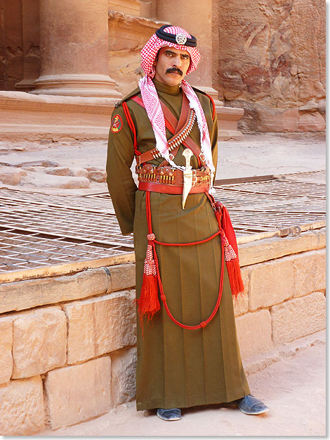 Aufmerksam und unnahbar. In der Uniform einer Eliteeinheit bewacht dieser jordanische Soldat als einziger Ed Khazne in Petra.