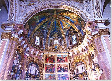 An der Stelle der Kathedrale von Valencia befand sich einst ein rmischer Tempel und spter eine Moschee. Die Bauarbeiten am gegenwrtig existierenden Gebude im Stil der Gotik fingen im Jahr 1262 an und wurden im 15. Jahrhundert abgeschlossen. Im Kapitelhaus aus dem 15. Jahrhundert im Sdosten des Bauwerks wird der Heilige Kelch aufbewahrt, der sich dort  mit Unterbrechungen  seit dem Jahr 1506 befindet.