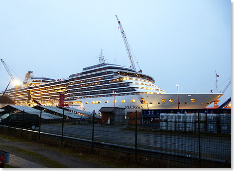 Die ARCADIA der britischen Reederei P&O Cruises am 27. November 2013 im Kaiserdock II der Lloyd Werft in Bremerhaven.