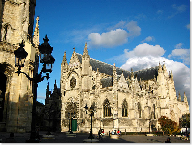 Die Kathedrale Saint-André ist ein einschiffiger romanischer Sakralbau mit gotischen Erweiterungen. Mit 127 Meter Länge gehört sie zu den größten Kathedralen Frankreichs. 