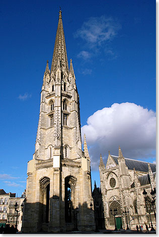  Der freistehende Turm Pey-Berland im flamboyanten Stil wurde zwischen 1440 und 1450 der Kathedrale Saint-André hinzugefügt. Er ist mit 50 Meter Höhe der höchste öffentliche Aussichtspunkt der Stadt. 

