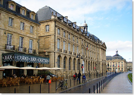 Die Promenade zur Place de la Bourse verluft parallel zum Ufer der Garonne. Wer hier speist, Kaffee oder Wein geniet, hat einen wunderbaren Blick auf den Fluss.