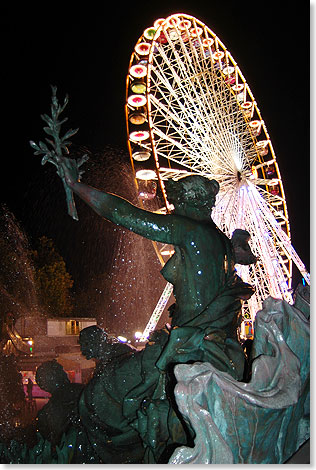 Nchtlicher Blick aufs Riesenrad ber die Place des Quinconces von einem der Meeresgtter-Brunnen.