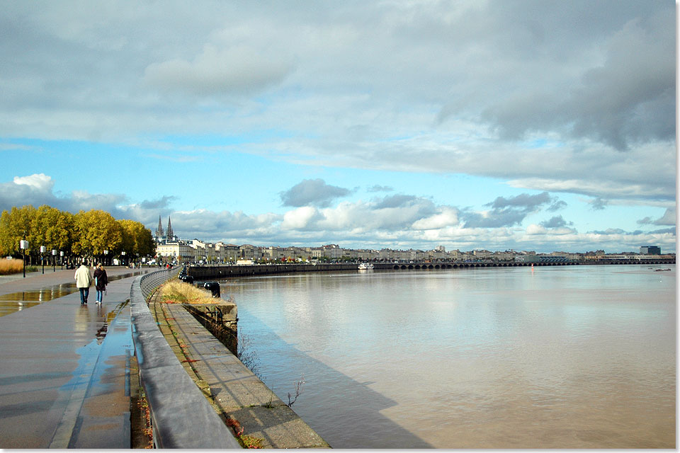 Bordeaux, die Stadt des Weins heit auch Port de la Lune, Hafen des Mondes, weil die Garonne sie in Form einer Sichel oder eines Halbmondes umfliet.
