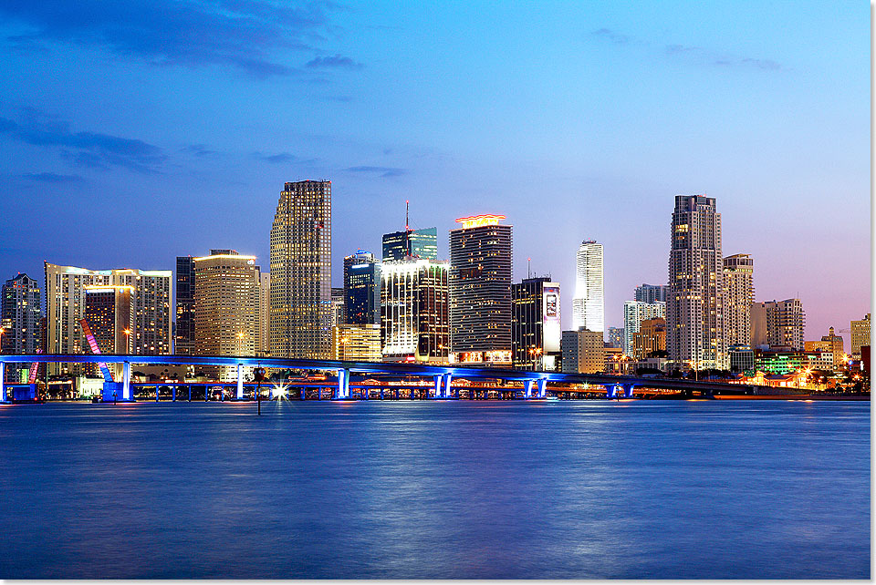 Downtown Miami bei Nacht – das schillernde Zentrum einer Metropolregion, in der über 5 Millionen Menschen leben.