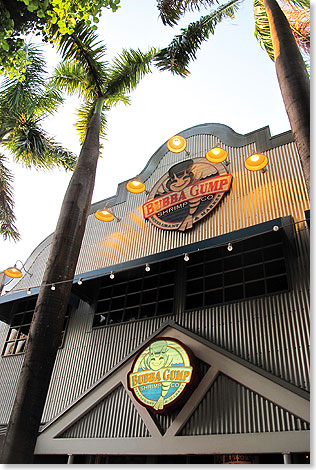 Das Bubba Gump am Bayside Marketplace ist eine entspannte Mischung aus Restaurant und Kneipe. Spezialitt: Seafood.