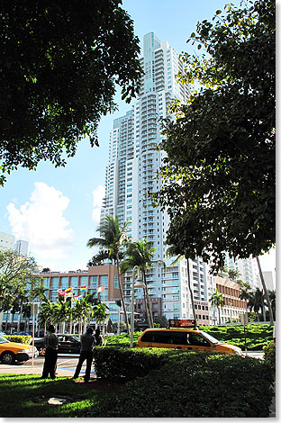  Downtown Miami: Früher nur Geschäfts- und Finanz-
viertel, zählt Miamis City mittlerweile zu den am
schnellsten wachsenden Stadtzentren der USA –
jeden Monat ziehen über 500 Menschen hierher