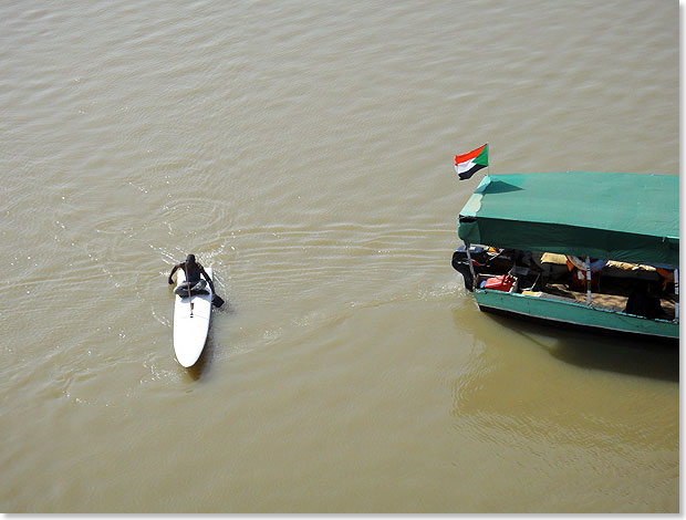  Ein Blick von der Tuti-Brücke auf den Blauen Nil, der wenige hundert Meter weiter mit dem Weißen Nil zusammenfließt. Von dieser Stelle muss der aus dem Süden kommende, mit insgesamt 6.852 Kilometer längste Fluss der Erde noch rund 5.960 Kilometer durch den nördlichen Sudan und ganz Ägypten bis zum Mittelmeer zurücklegen.