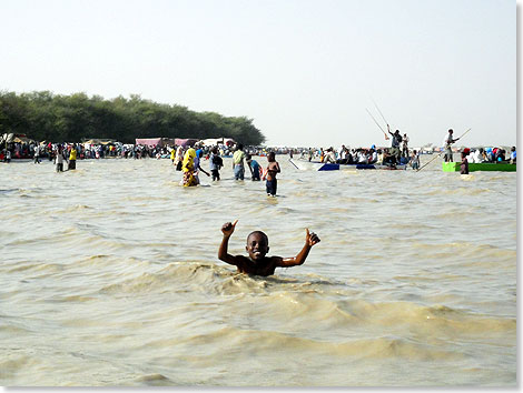  genannt werden, Glas- und andere afrikanische Welse sowie Echte Salmler. Am Neujahrs- und Nationalfeiertag gehrt der Jebel-Aulia-Stausee allen. Gro und Klein genieen den Wasserspa im Wstenland beim Baden, Bootfahren