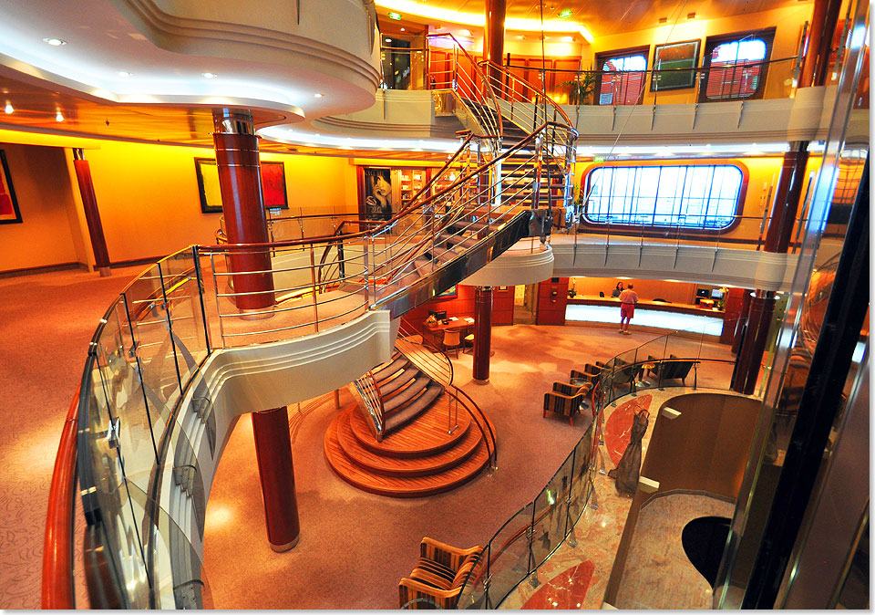  Das Foyer der SEVEN SEAS MARINER® lässt die Großzügigkeit dieses RSSC®-Schiffes erahnen.
