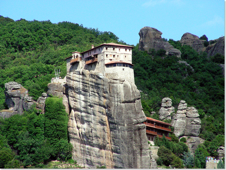 Die Metora-Klster werden von Volos aus besucht und gehren zum UNESCO-Weltkulturerbe. Der Name Metora beschreibt die Lage der Klster, die auf hohen Sandsteinfelsen gebaut wurden und bei dunstiger Luft manchmal zu schweben scheinen. Die gesamte Anlage besteht aus 24 einzelnen Klstern und Eremitagen, von denen heute nur noch sechs bewohnt sind. Die restlichen achtzehn Klster sind entweder zu schwer zu erreichen oder wurden wegen Einsturzgefahr verlassen.