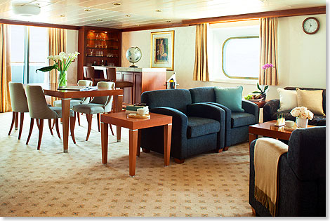 Der Wohnbereich der Master Suite. Sie ist mit cirka 112 m eine der greren, die Deluxe Suite ist mit 28 m die kleinste Suite an Bord. 