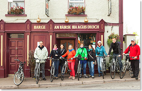 Radel-Crew vor der-Einkehr in Leitrim