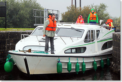  Weiter gehts: Schiffsenge Ausfahrt aus einer Schleuse.
