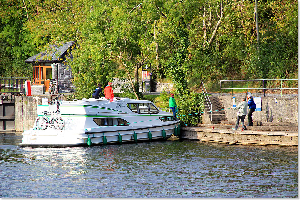 An der ersten Schleuse: Der Wind ist strker und stellt das Boot quer.