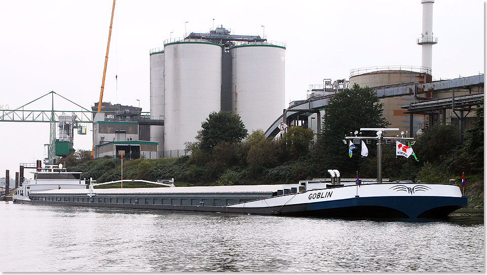 Der Anfang Juli 2013 in Dienst gestellte Neubau, MS GOBLIN, beladen mit rund 4.000 Tonnen Mais bei Cargill in Krefeld.
