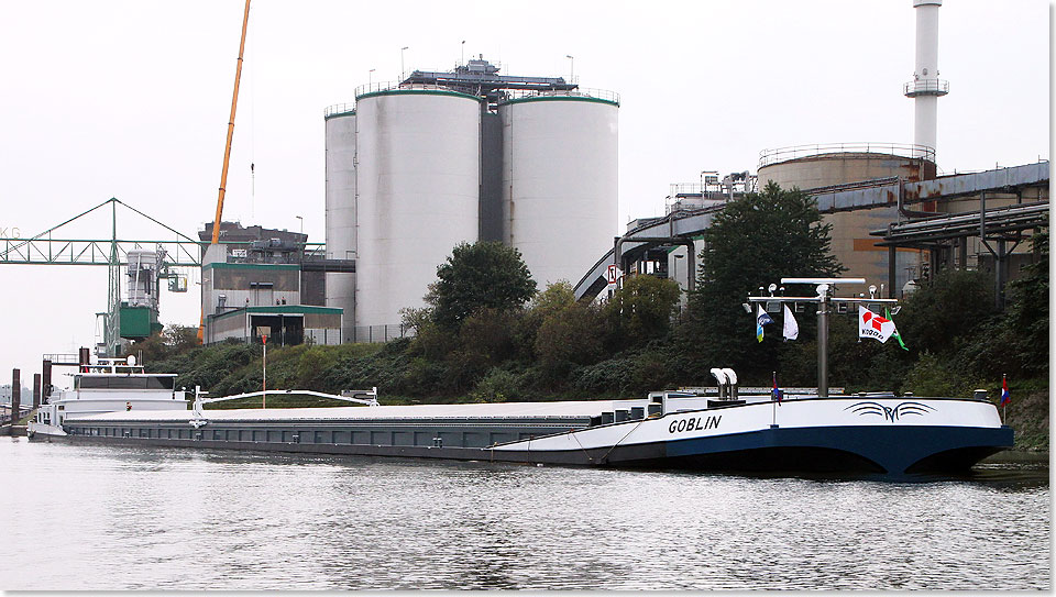 Der Anfang Juli 2013 in Dienst gestellte Neubau, MS GOBLIN, beladen mit rund 4.000 Tonnen Mais bei Cargill in Krefeld.
