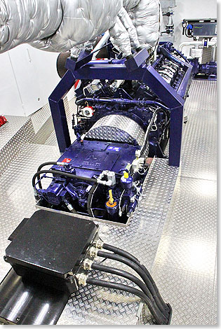 Foto: PPM Pressedienst Pospiech Maritim, Rhauderfehn Blick auf einen der beiden Antriebsstränge, bestehend aus Dieselmotor – Wendeuntersetzungs-
getriebe – elektrischen
Torque Motor und Propellerwelle.