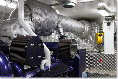 Foto: PPM Pressedienst Pospiech Maritim, Rhauderfehn Motor, Abgasrohr und – links im Hintergrund – die jedem Motor gehörende SCR-Abgasnachbehandlungsanlage (Partikelfilter nachrüstbar).