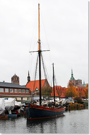 Die Ketsch, der Haikutter BJRNSUND am
3. November 2013 vor
der Altstadt-Kulisse Stralsunds.