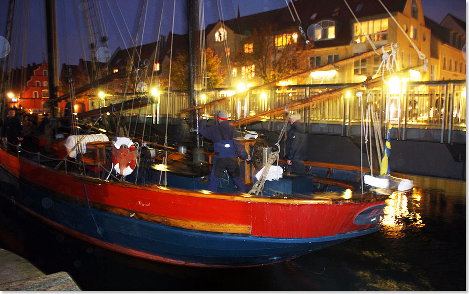 Foto: Dr. Peer Schmidt-Walther, Stralsund Der Haikutter BJÖRNSUND bei knapper Passage der Langenkanal-Brücke in Stralsund.