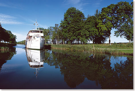 Götakanal: An Bord historischer Schiffe die Landschaft Südschwedens genießen
