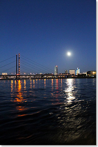 Rhein bei Nacht: Die AROSA AQUA passiert Dsseldorf.