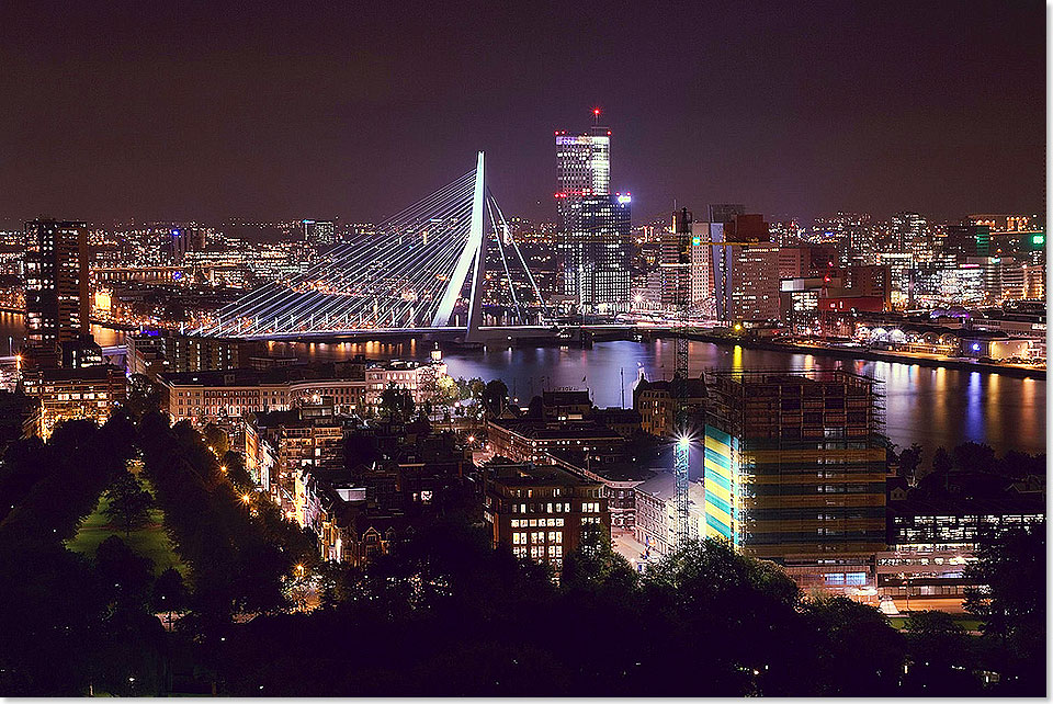 Rotterdam liegt am Fluss Nieuwe Maas, ein Hauptarm des Rheindeltas mit der Erasmusbrücke