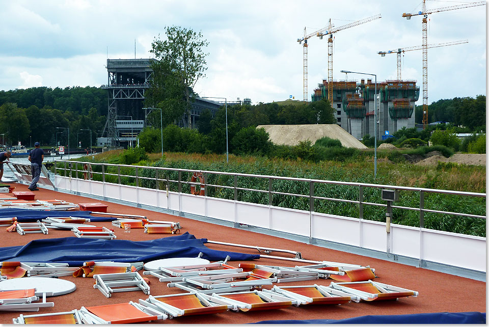 Das alte und das im Bau befindliche neue Schiffshebewerk in Niederfinow. Zum Schleusen wurde das Sonnendeck der MS SANS SOUCI flach gemacht.