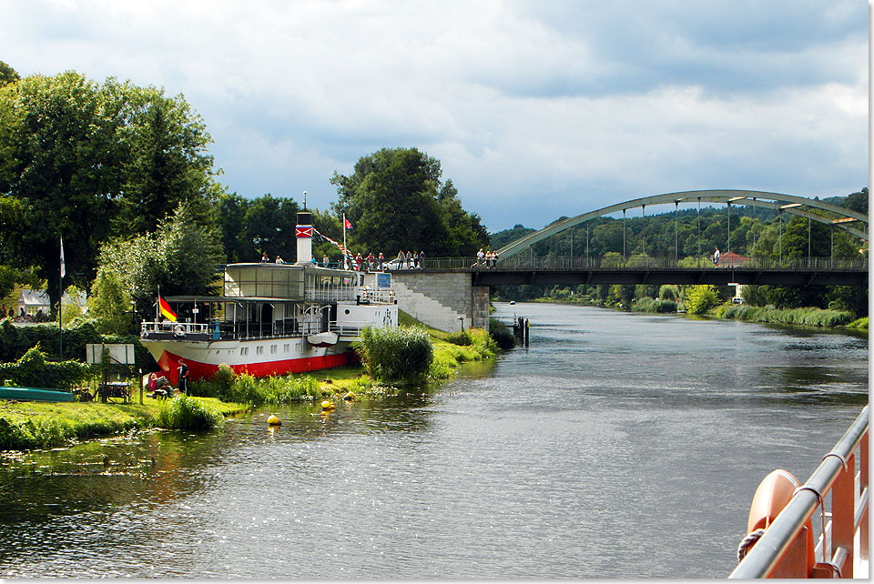 Ein Raddampfer an Land an der Alten Oder. In Oderberg ist die RIESA zu einem Schiff geworden, auf dem viel gefeiert wird. Oderberg liegt am stlichen Rand des Eberswalder Urstromtales, am Rand des Biosphrenreservates Schorfheide-Chorin und am nrdlichen Rand des Oderbruchs. 