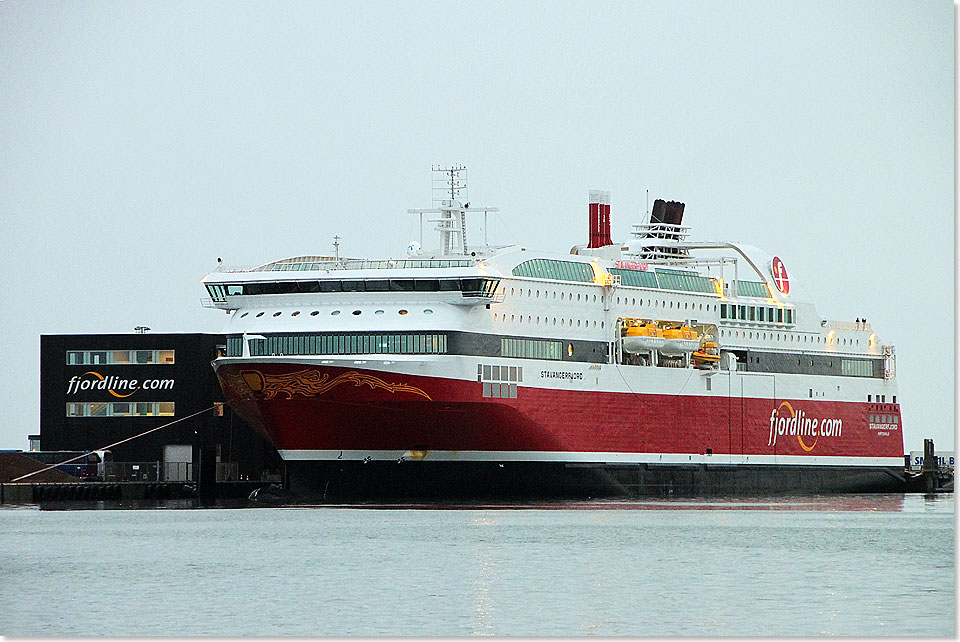 Die neue erdgasbetriebene STAVANGERFJORD am Fjord Line-Terminal in Hirtshals.