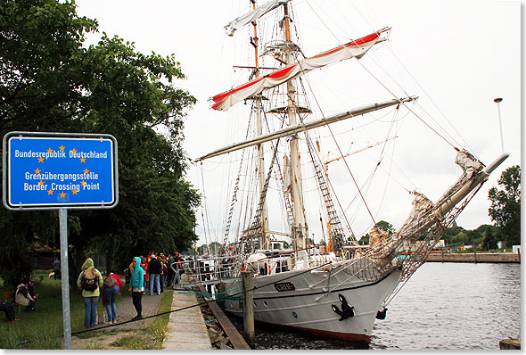 An der Mndung des Greifswalder Flsschens Ryk liegt unbersehbar die GREIF. Das Flaggschiff von Mecklenburg-Vorpommern nimmt hier, an der Zollgrenze der Bundesrepublik, ihre Gste auf. Zu Tages-trns auf den Bodden oder lngeren Reisen ber die der Ostsee. Wir waren einen Tag lang an Bord.