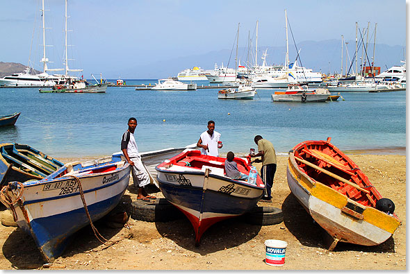 Fischer bei der Bootsreparatur und -verschnerung am Strand von Mindelo auf den Kapverden. 