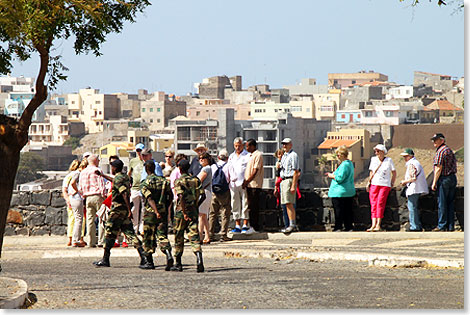Porto Praio  Soldaten passieren eine Gruppe von Landgngern.