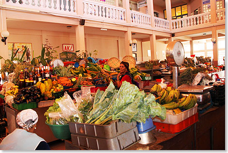 Buntes Angebot in der Markthalle von Mindelo.