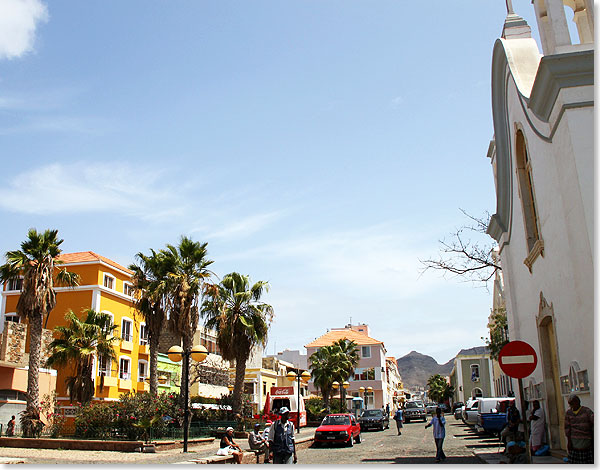 Mindelo, Sao Vicente, Kapverden  Gepflegte Hauptstrae im Zentrum