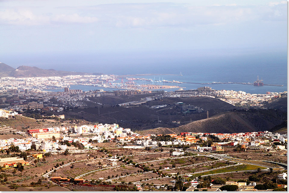 Las Palmas de Gran Canaria  Blick auf Stadt und Hafen.