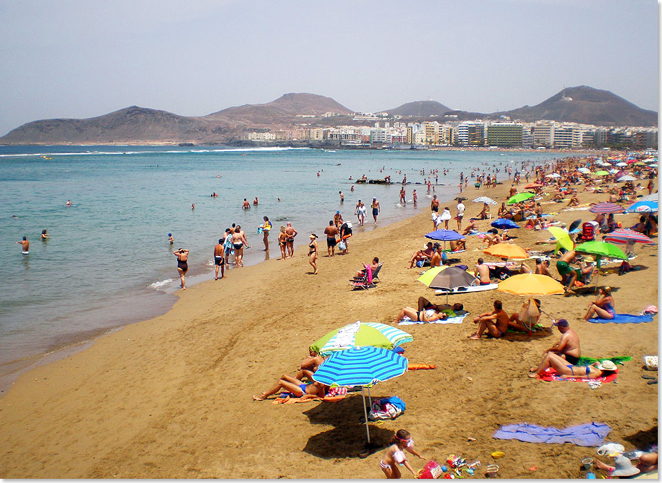  Der kilometerlange, gut besuchte Stadtstrand von Las Palmas de Gran Canaria wird Las Canteras genannt, er lockt zu einer Badepause im klaren Atlantikwasser.