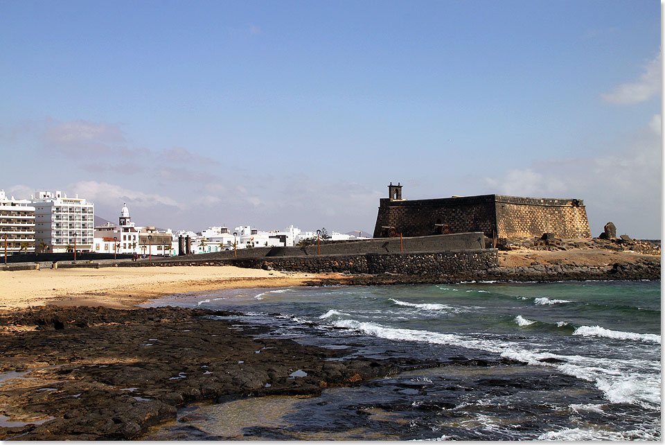 Die trutzige Frestung am Hafen von Arrecife auf Lanzarote.