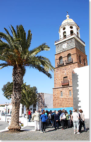  Landgnger vor einer Kirche bei Arrevife.