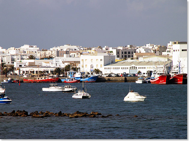 Blick von der Mole auf die weie Stadt Arrecife.