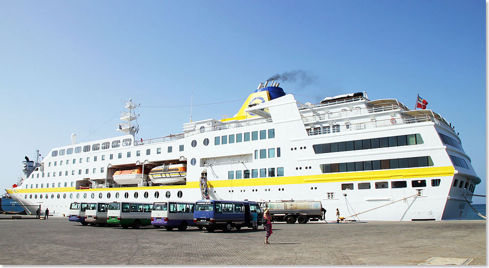 Die MS HAMBURG in der Hauptstadt Porto de Praia auf der Kapverden-Insel Santiago.