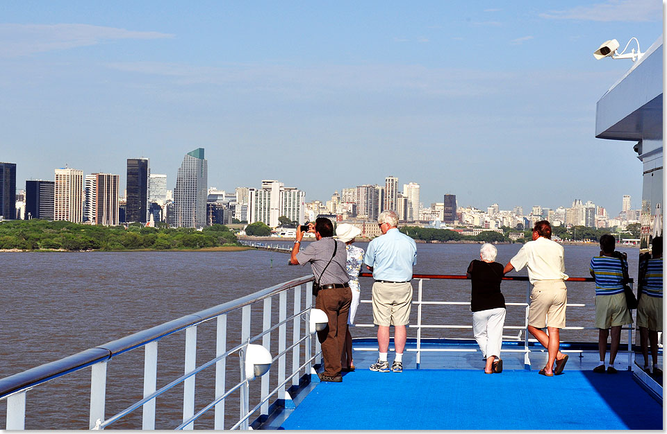 Bei der Enfahrt der SEVEN SEAS MARINER in Buenos Aires am frhen Morgen sieht man schon von weitem die riesigen Wolkenkratzer der Millionenstadt, davor ein Grnstreifen, der Parque Natural Costanera Sur, der auf einem Streifen Marschland liegt.